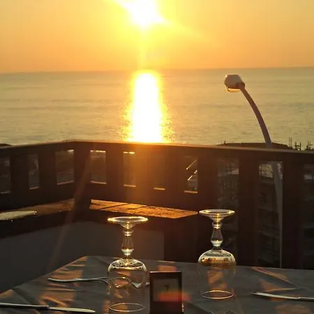 Nocleg ze śniadaniem San Carlo - Terrazzo Sul Mare Con Ristorante E Pizzeria